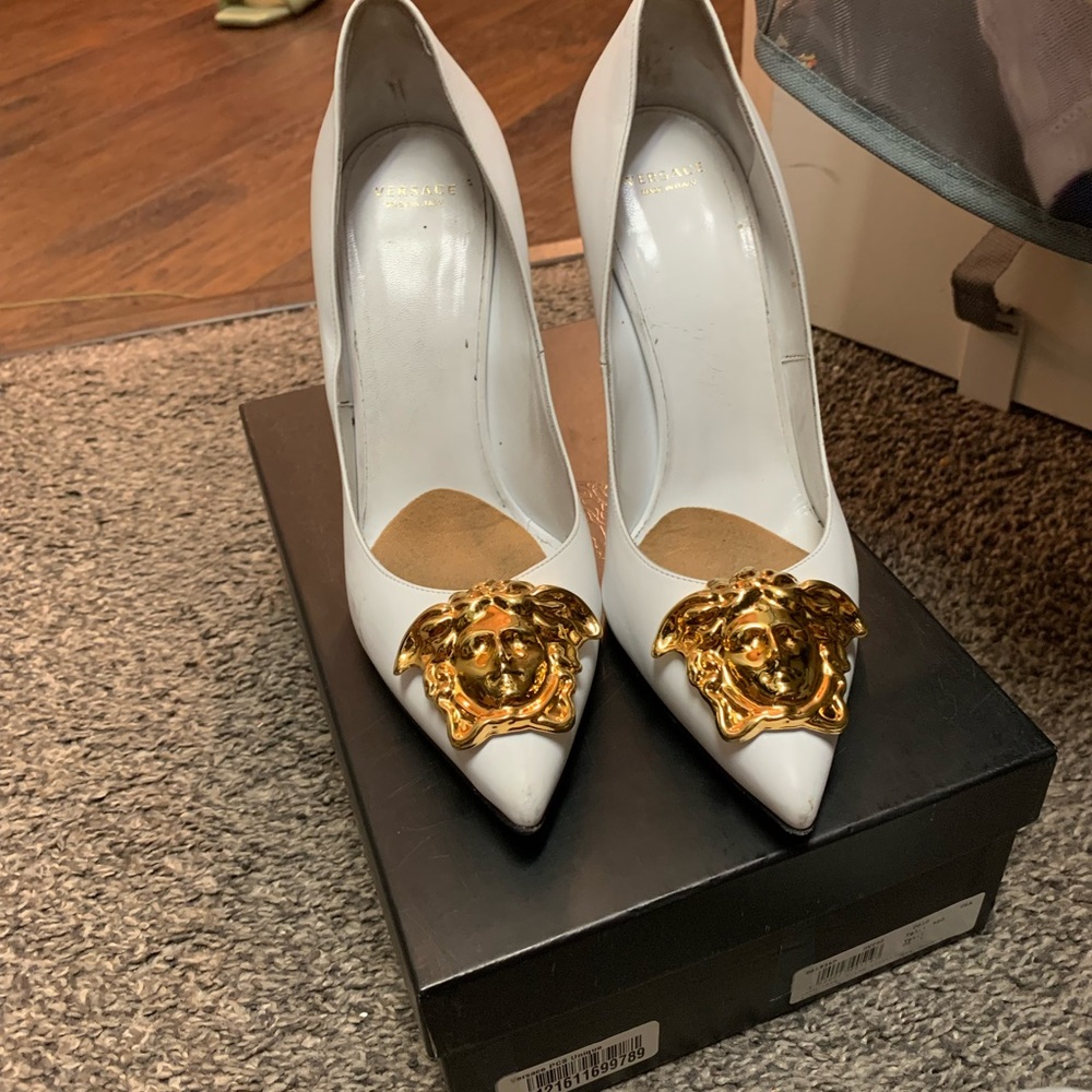 Versace heels size 38 I’ll wait go Versace medusa head Gold heel